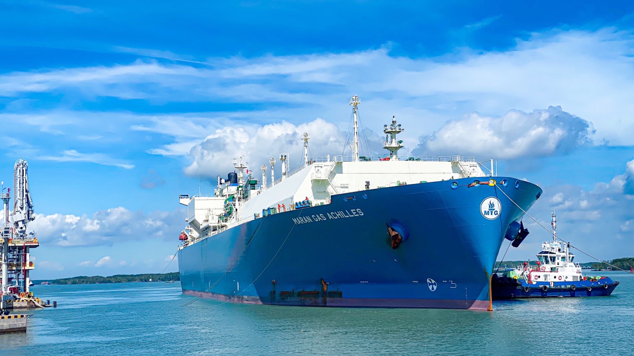 Cận cảnh tàu chở gần 70.000 tấn LNG nhập khẩu lần đầu tiên tại Việt Nam - Ảnh 2.