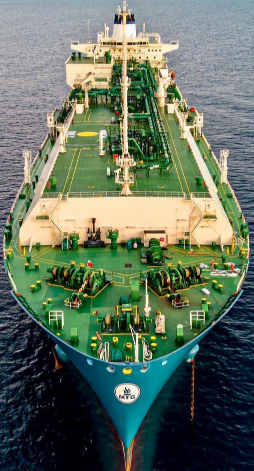Cận cảnh tàu chở gần 70.000 tấn LNG nhập khẩu lần đầu tiên tại Việt Nam - Ảnh 3.