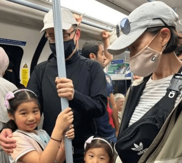 Ái nữ của tỷ phú Hà Hồng Sân có gần 90 nghìn tỷ đồng ăn mặc xuề xòa, đi du lịch bằng tàu điện ngầm: Thân thế phi phàm nhưng hạnh phúc bởi những điều giản dị bên người thân - Ảnh 1.