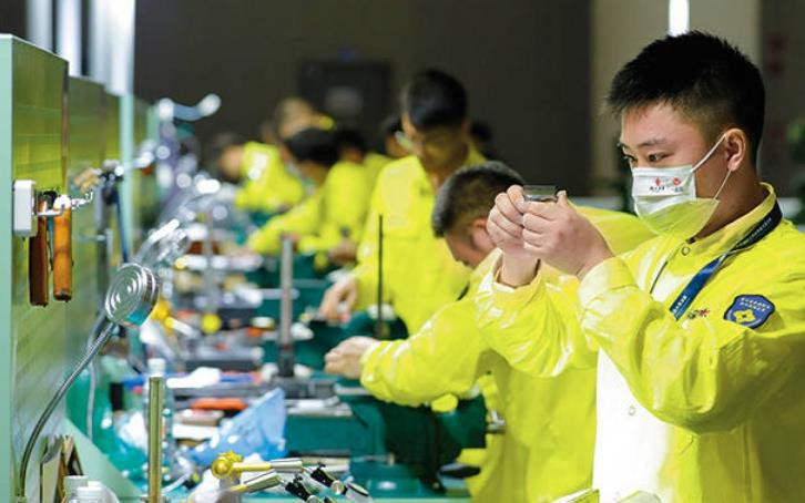 Sinh viên Trung Quốc đổ xô đi làm công nhân nhà máy dịp nghỉ hè, tiền tích cóp nhiều hơn cả thực tập ngân hàng - Ảnh 1.