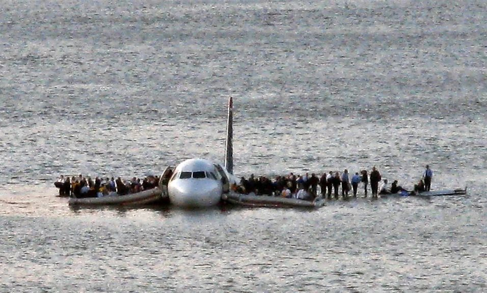 Hai động cơ bốc cháy giữa trời, máy bay đáp xuống sông như "phép màu", cứu sống 155 mạng người nhưng cơ trưởng vẫn suýt trở thành tội đồ... - Ảnh 2.