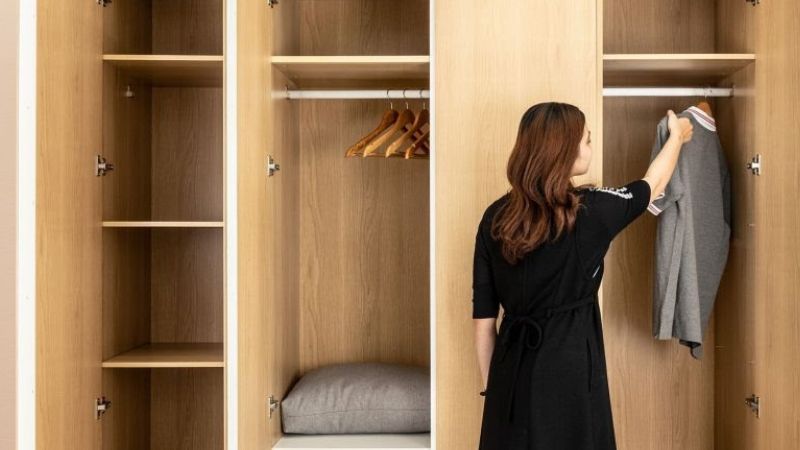 Các cách giúp bạn tối đa hóa không gian tủ quần áo để lưu trữ đồ - Ảnh 1.