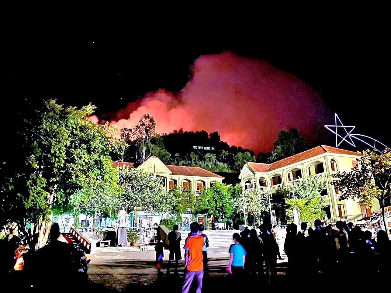 Cận cảnh hàng ngàn lượt người vật lộn với đám cháy rừng thông suốt 16 giờ - Ảnh 12.
