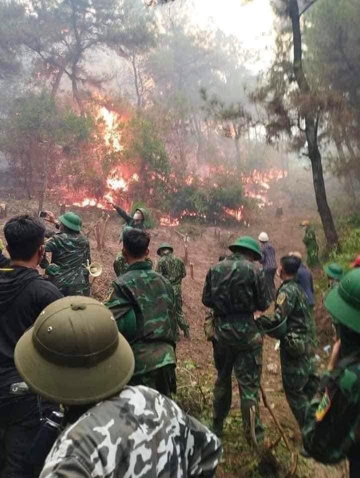 Cận cảnh hàng ngàn lượt người vật lộn với đám cháy rừng thông suốt 16 giờ - Ảnh 14.