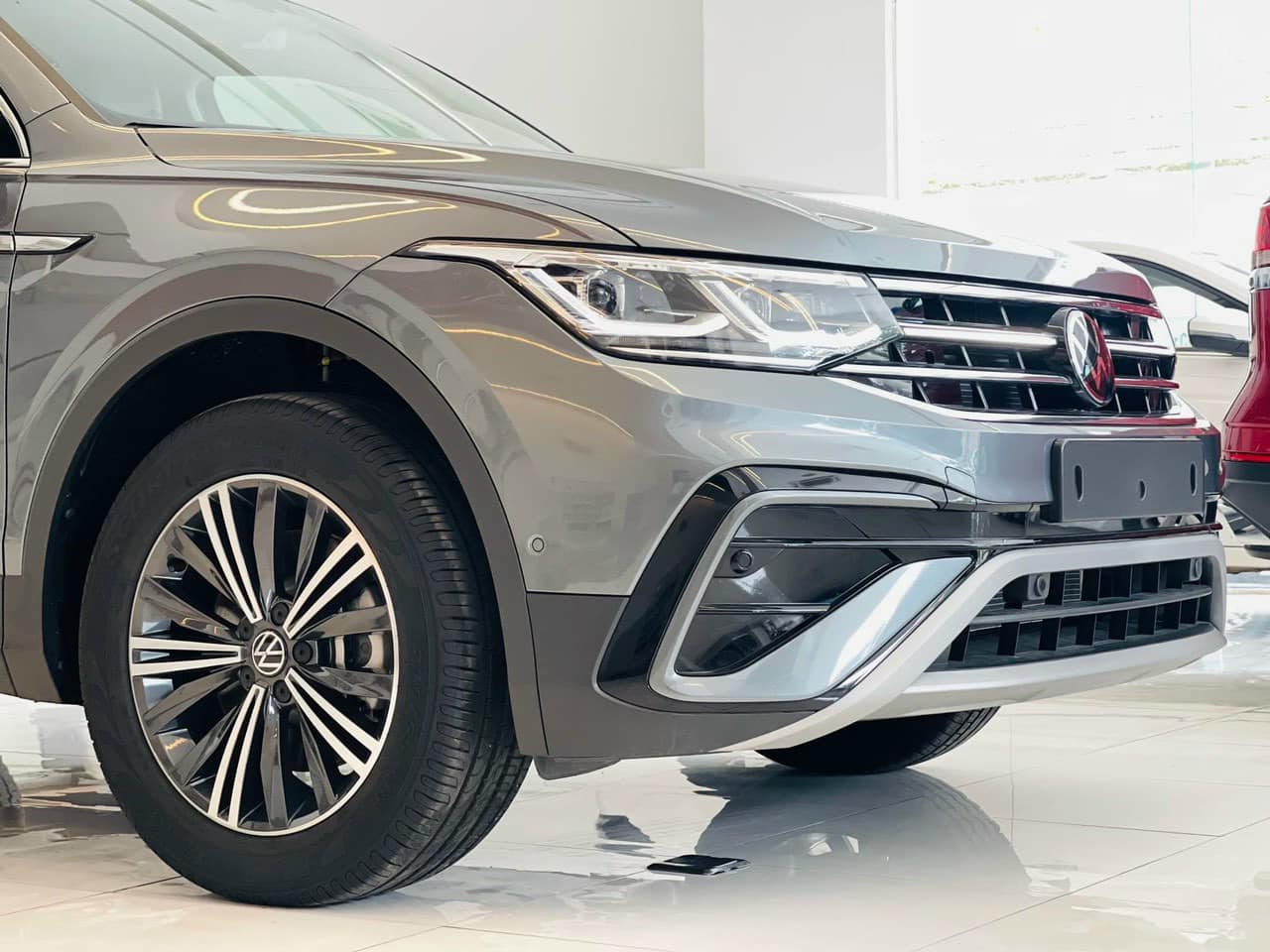 VW Tiguan Allspace giảm giá 400 triệu 'dò đáy' mới tại đại lý: SUV Đức nhập khẩu có giá thực tế rẻ hơn Sorento lắp ráp - Ảnh 3.