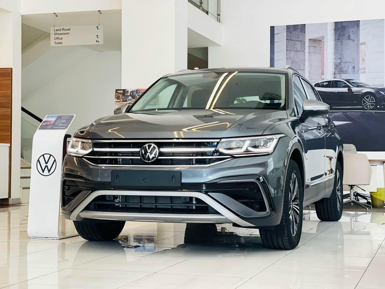 VW Tiguan Allspace giảm giá 400 triệu 'dò đáy' mới tại đại lý: SUV Đức nhập khẩu có giá thực tế rẻ hơn Sorento lắp ráp - Ảnh 2.
