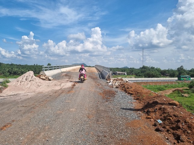 Cao tốc Phan Thiết - Dầu Giây vẫn ngổn ngang sau hơn 2 tháng khánh thành - Ảnh 5.