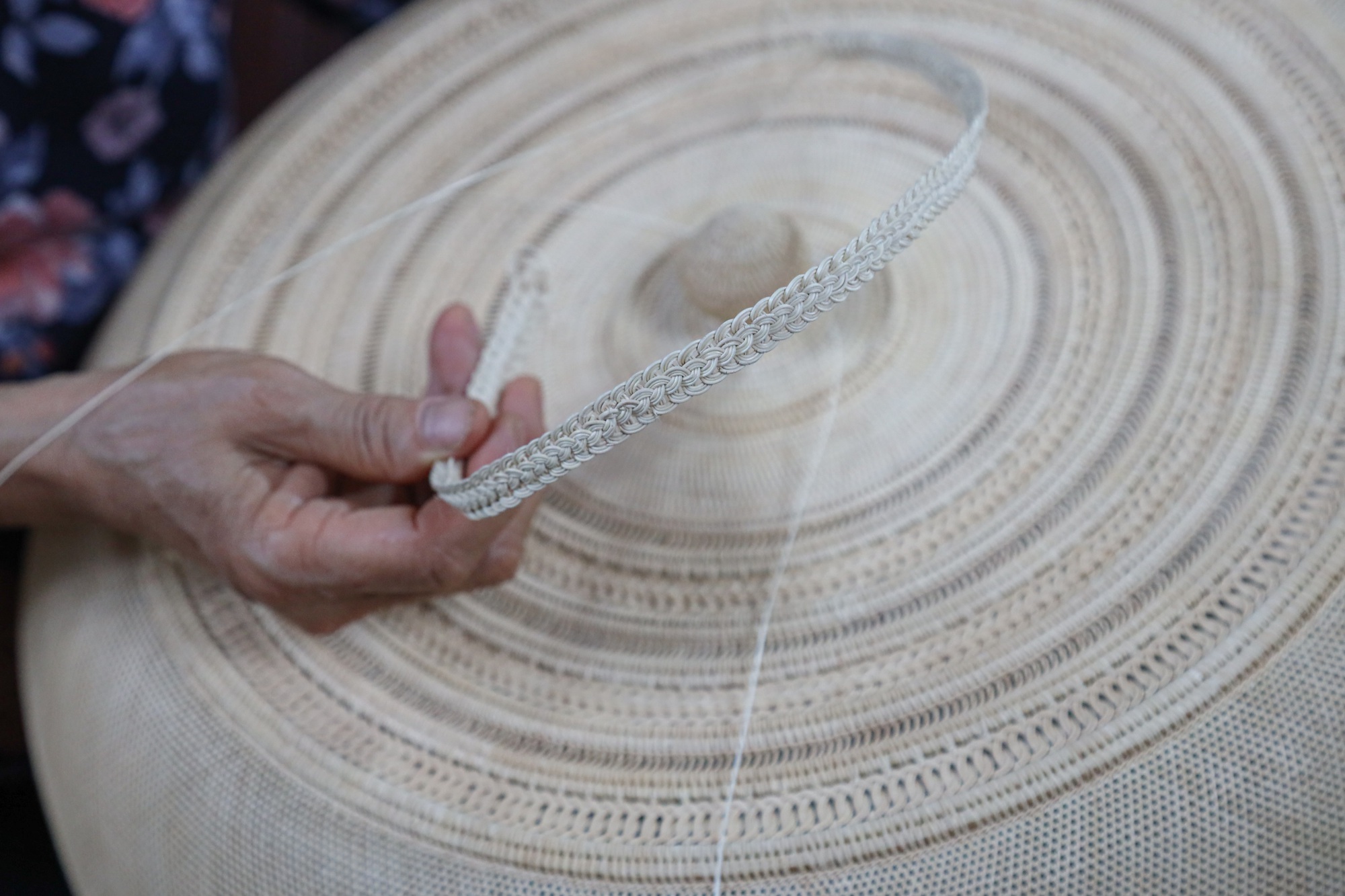 Chiếc lồng bàn đan bằng sợi mây đắt nhất Việt Nam: Có gì lên tới 30 triệu đồng? - Ảnh 6.