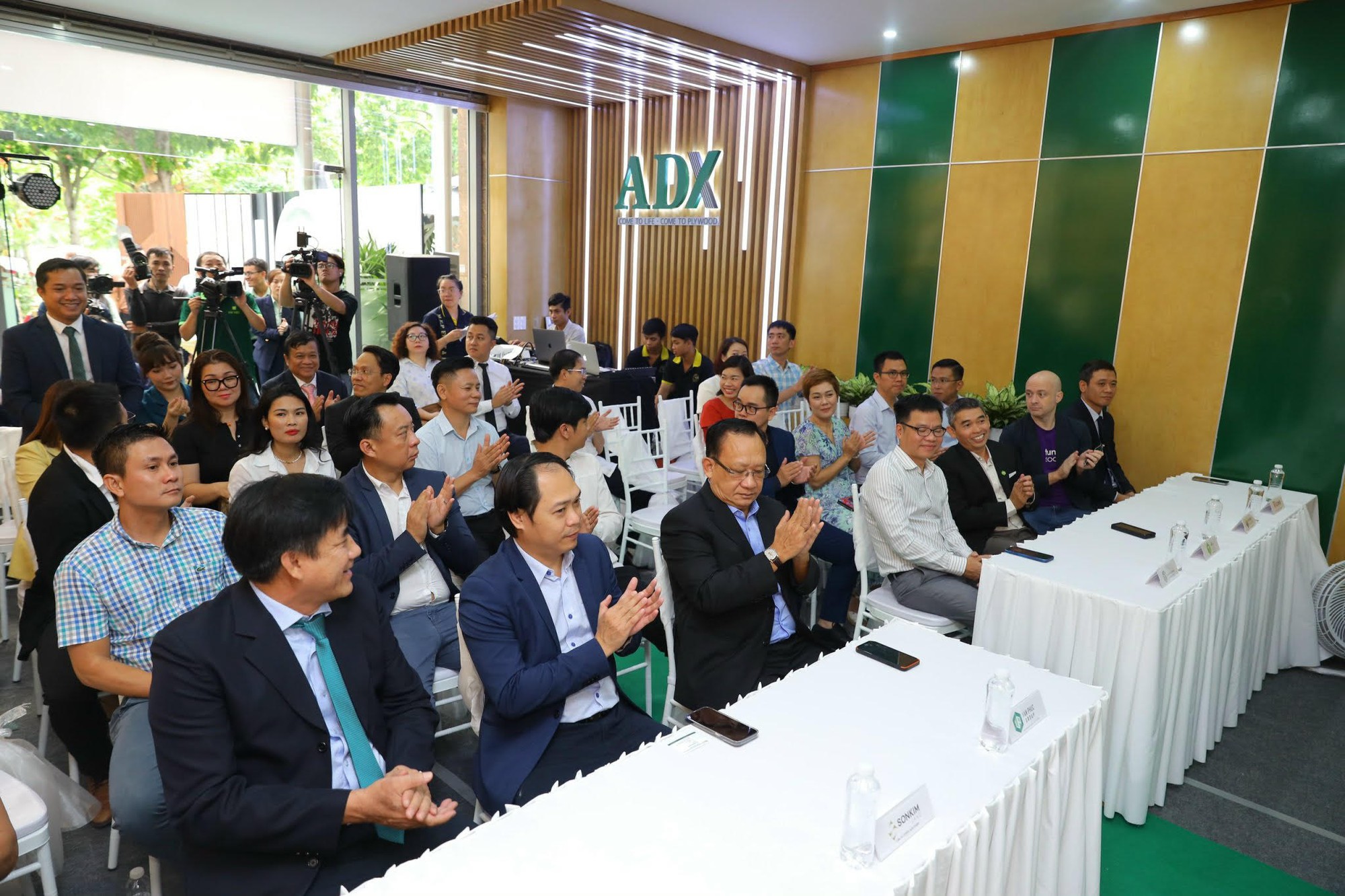 ADX Group bắt tay các doanh nghiệp thúc đẩy sử dụng vật liệu xanh - Ảnh 1.
