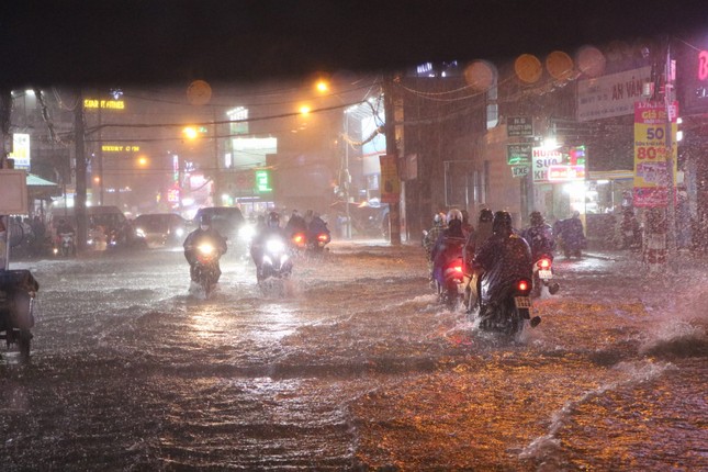 Đường phố TPHCM ngập lênh láng, nước chảy cuồn cuộn sau cơn mưa lớn - Ảnh 8.