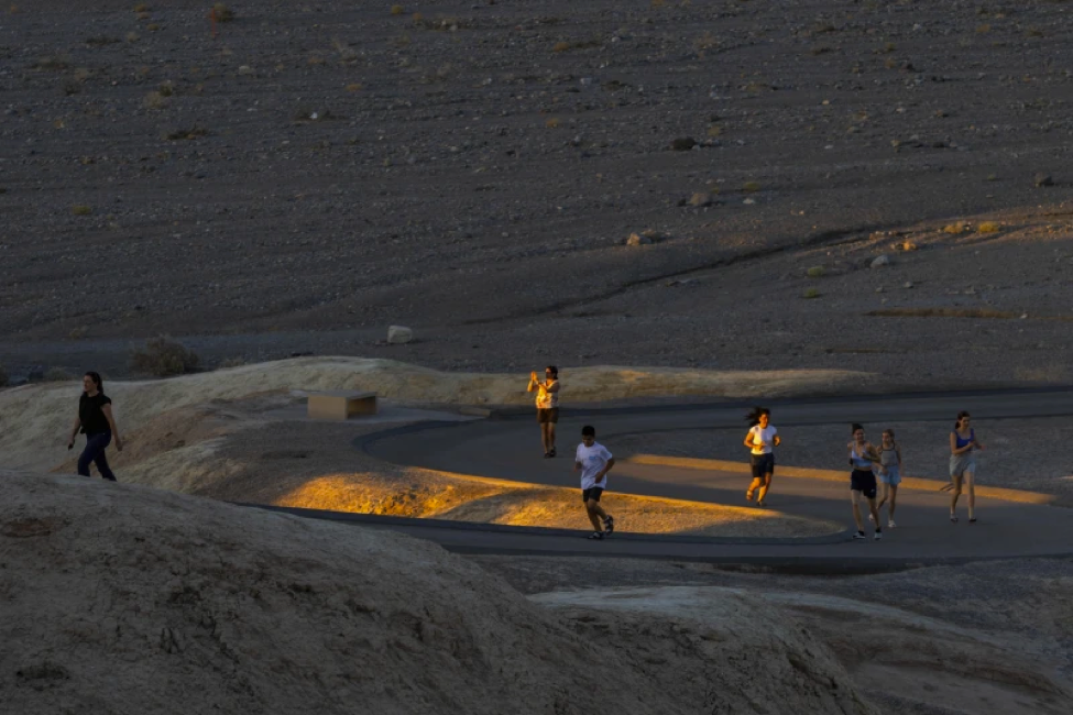Giỡn mặt Thung lũng Chết, nhiều du khách phải tháo chạy  - Ảnh 2.