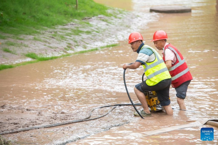 "Nước đổ như thác" ở Trung Quốc: Bão lũ kinh hoàng, xe tải chìm trong bùn - Ảnh 2.