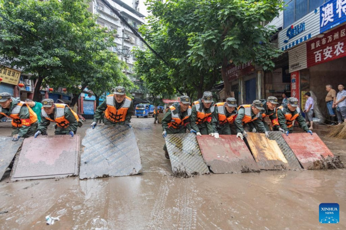 &quot;Nước đổ như thác&quot; ở Trung Quốc: Bão lũ kinh hoàng, xe tải chìm trong bùn - Ảnh 5.