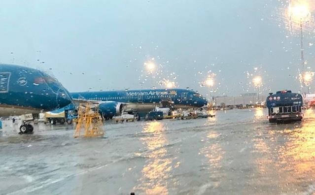Sân bay Nội Bài, Cát Bi, Thọ Xuân, Vân Đồn bị ảnh hưởng bão số 1 - Ảnh 1.