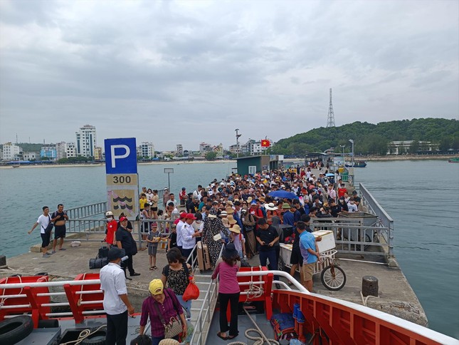Ứng phó bão số 1: Hải Phòng cấm biển, Cô Tô đưa hơn 10.000 du khách vào bờ - Ảnh 3.