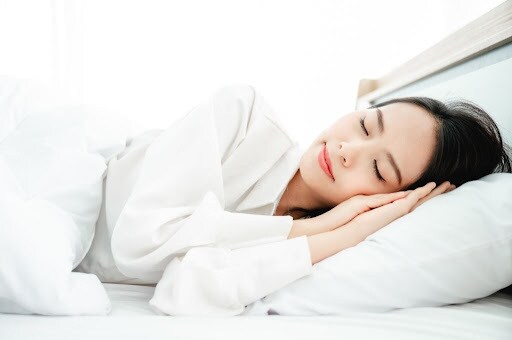 Nằm ngủ nghiêng trái hay phải thì khoẻ hơn? Câu trả lời ít người biết - Ảnh 2.