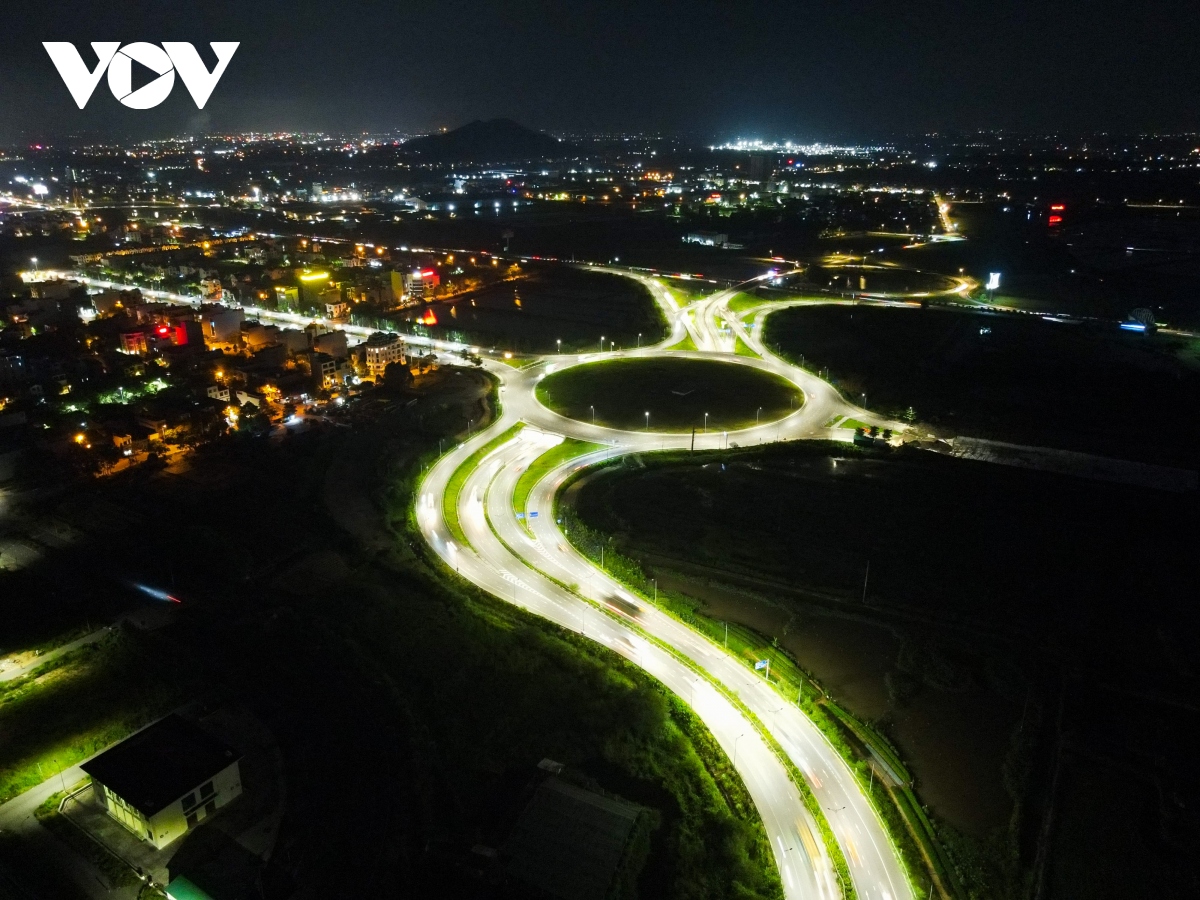 Hình ảnh nút giao TP Bắc Ninh hơn 400 tỷ đồng 'tỏa sáng' trong đêm - Ảnh 1.