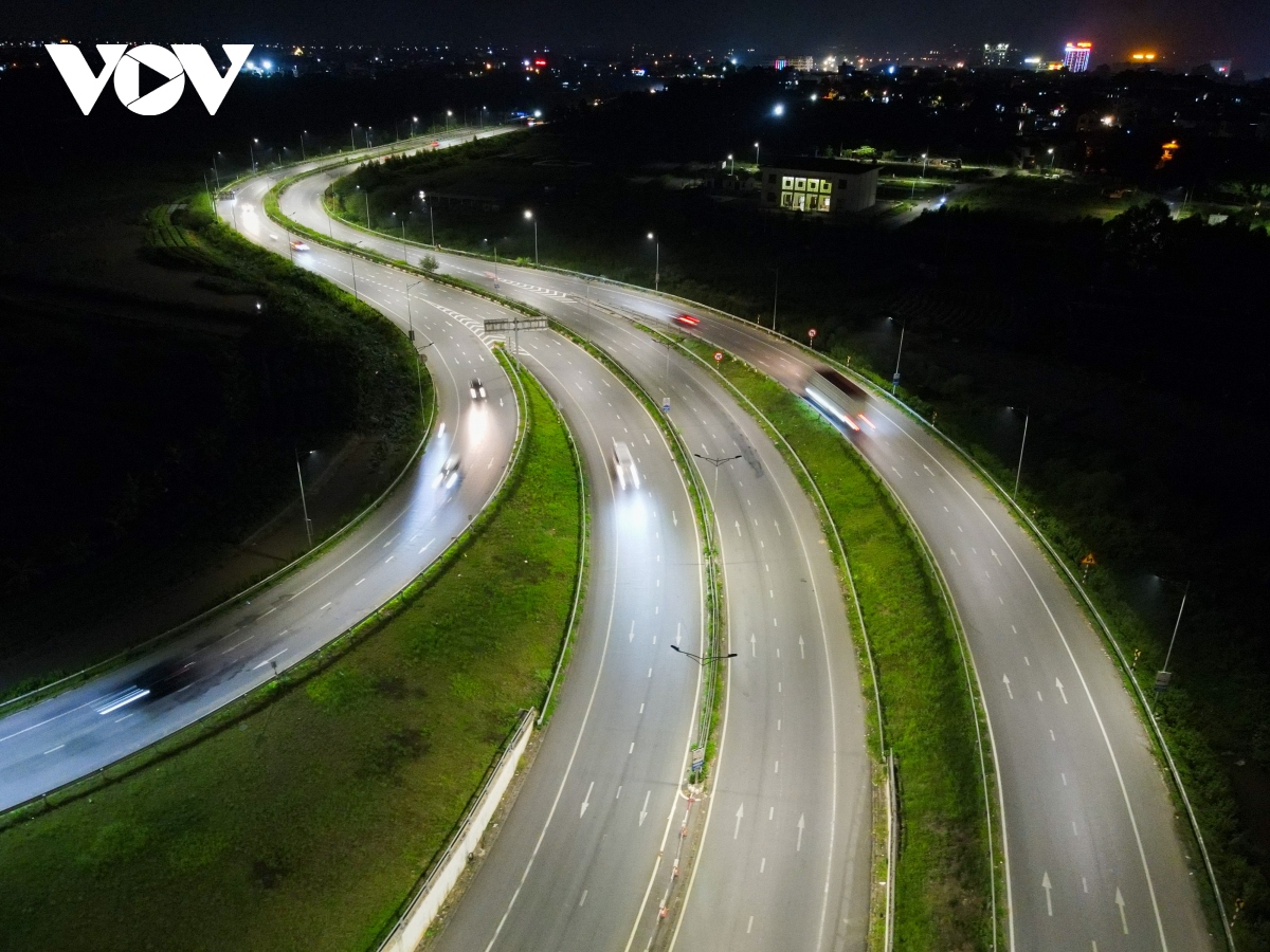 Hình ảnh nút giao TP Bắc Ninh hơn 400 tỷ đồng 'tỏa sáng' trong đêm - Ảnh 2.