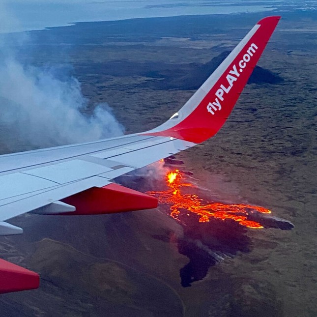 Phi công bất ngờ cho máy bay đi qua núi lửa đang phun trào - Ảnh 1.