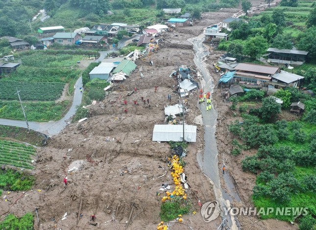 Mưa lớn ở Hàn Quốc: Gần 50 người chết và mất tích, tìm thấy thêm thi thể dưới đường hầm ngập nước - Ảnh 12.