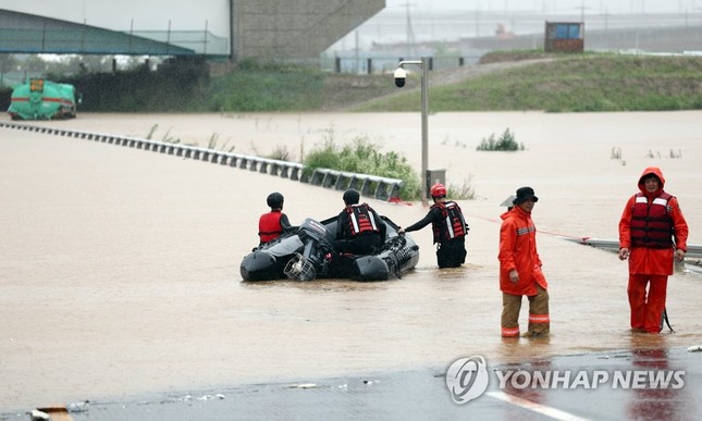 Mưa lớn ở Hàn Quốc: Gần 50 người chết và mất tích, tìm thấy thêm thi thể dưới đường hầm ngập nước - Ảnh 11.