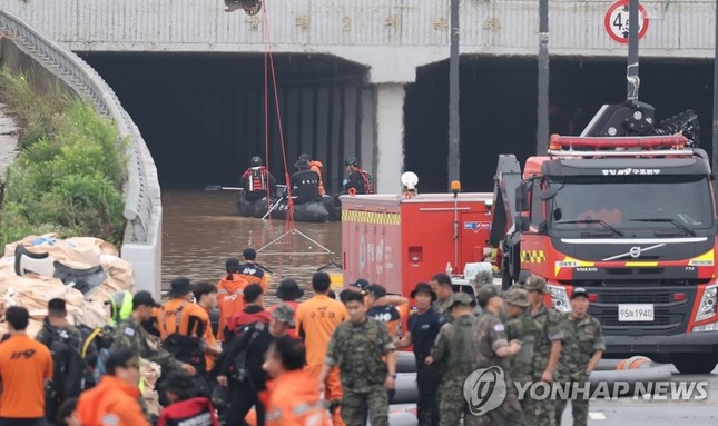 Mưa lớn ở Hàn Quốc: Gần 50 người chết và mất tích, tìm thấy thêm thi thể dưới đường hầm ngập nước - Ảnh 1.
