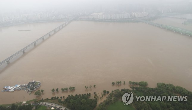 Mưa lớn ở Hàn Quốc: Gần 50 người chết và mất tích, tìm thấy thêm thi thể dưới đường hầm ngập nước - Ảnh 10.