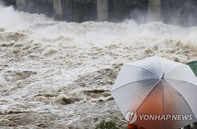 Mưa lớn ở Hàn Quốc: Gần 50 người chết và mất tích, tìm thấy thêm thi thể dưới đường hầm ngập nước - Ảnh 7.