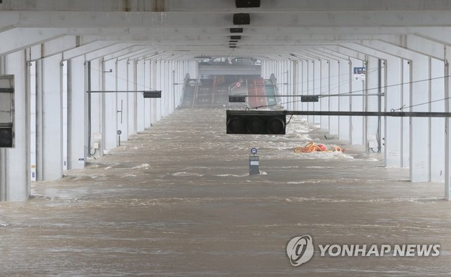 Mưa lớn ở Hàn Quốc: Gần 50 người chết và mất tích, tìm thấy thêm thi thể dưới đường hầm ngập nước - Ảnh 13.