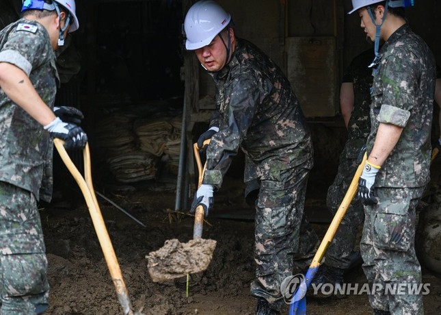 Mưa lớn ở Hàn Quốc: Gần 50 người chết và mất tích, tìm thấy thêm thi thể dưới đường hầm ngập nước - Ảnh 9.