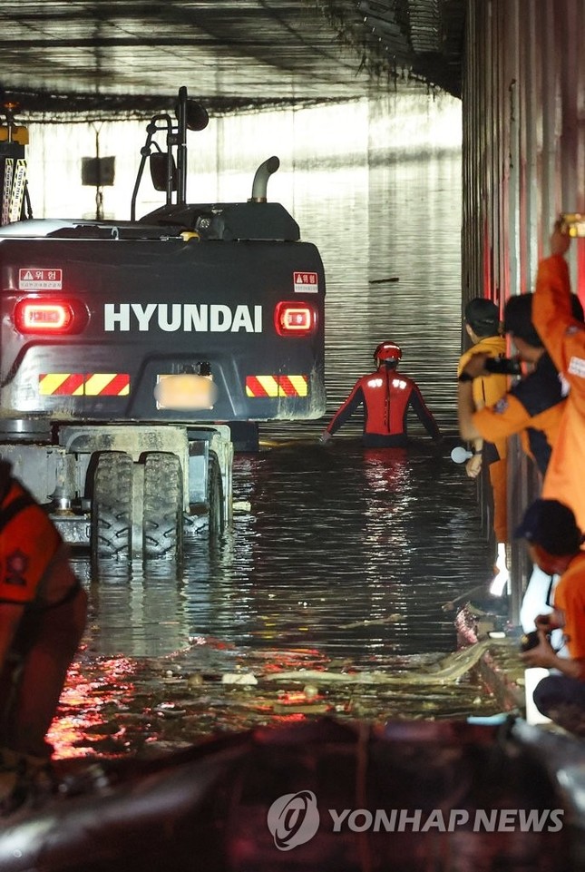 Mưa lớn ở Hàn Quốc: Gần 50 người chết và mất tích, tìm thấy thêm thi thể dưới đường hầm ngập nước - Ảnh 5.