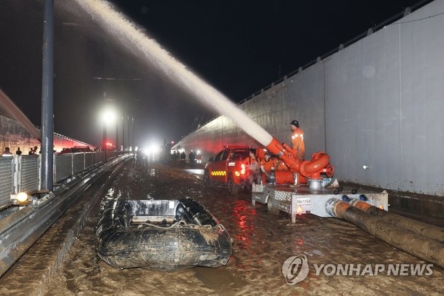 Mưa lớn ở Hàn Quốc: Gần 50 người chết và mất tích, tìm thấy thêm thi thể dưới đường hầm ngập nước - Ảnh 3.