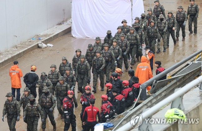 Mưa lớn ở Hàn Quốc: Gần 50 người chết và mất tích, tìm thấy thêm thi thể dưới đường hầm ngập nước - Ảnh 2.