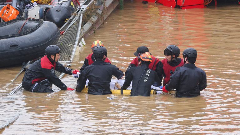 Vụ 13 thi thể mắc kẹt trong đường hầm vì mưa lớn tại Hàn Quốc: Cuộc gọi cuối cùng của nạn nhân gây xót xa - Ảnh 4.