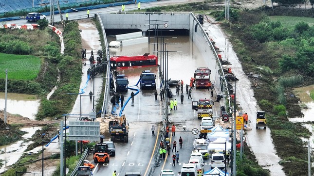 Mưa lớn ở Hàn Quốc: Gần 50 người chết và mất tích, tìm thấy thêm thi thể dưới đường hầm ngập nước - Ảnh 6.