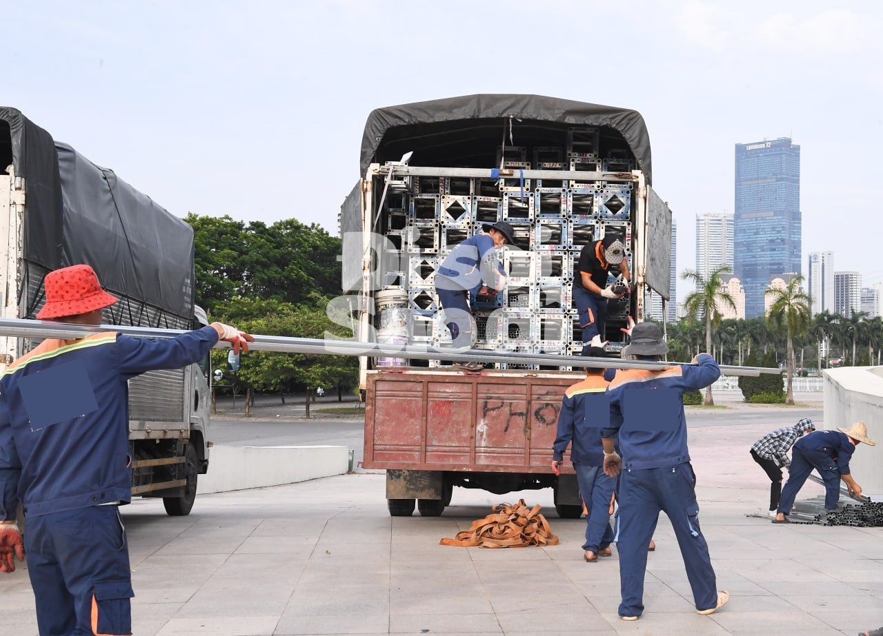 Cận cảnh công tác chuẩn bị concert BLACKPINK trên sân Mỹ Đình, ekip thi công người Thái trực tiếp giám sát - Ảnh 1.