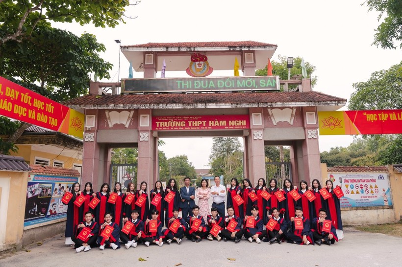Nữ sinh hái măng kiếm tiền có điểm tốt nghiệp cao nhất Hà Tĩnh - Ảnh 2.