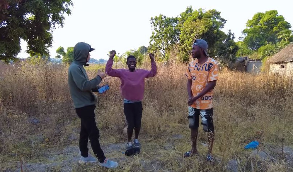 Quang Linh Vlogs đi mua đất kiểu “độc lạ châu Phi”