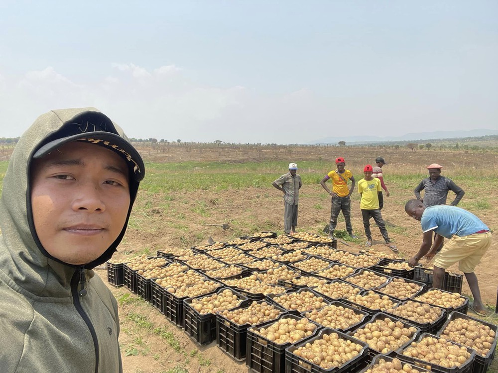 Quang Linh Vlogs đi mua đất kiểu “độc lạ châu Phi”: Giao dịch nhanh như chớp, 5 triệu được mảnh hơn 300m2 mặt tiền thị trấn - Ảnh 6.