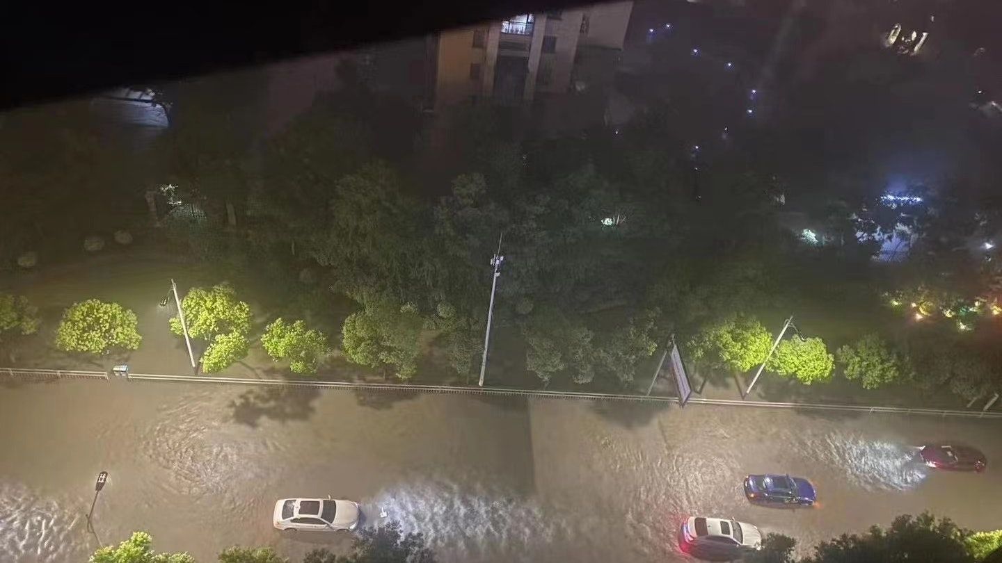 Trung Quốc hứng chịu mưa lớn kỷ lục do bão Talim: Nước lũ tràn vào biến thành phố thành "bể bơi vô cực" - Ảnh 3.