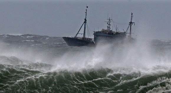 Gió mạnh, sóng lớn và có nguy cơ lốc xoáy trên vùng biển Nam Bộ - Ảnh 1.