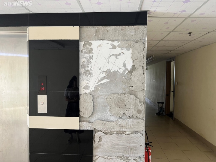 Nền gạch vỡ bung, tường nứt toác sau tiếng nổ trong chung cư ở Bình Định - Ảnh 8.