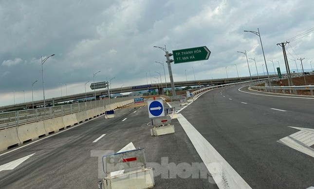 Vì sao 8 km cuối tuyến cao tốc Mai Sơn - QL45 vẫn ngổn ngang công trường? - Ảnh 2.