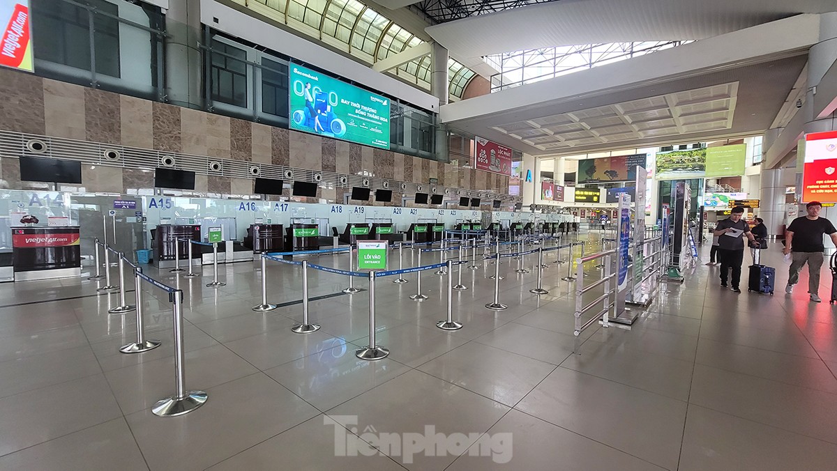 Sân bay Nội Bài 'cửa đóng, then cài' tránh bão số 1 đổ bộ - Ảnh 1.