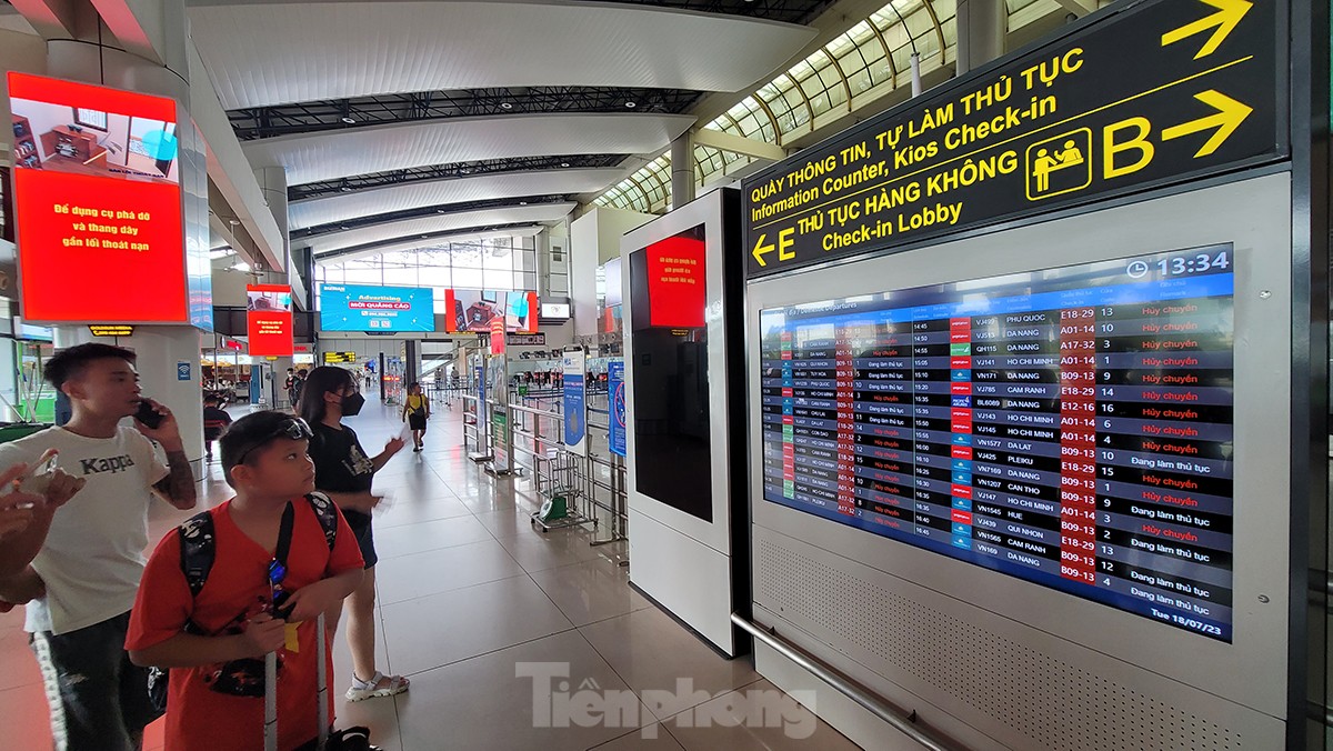 Sân bay Nội Bài 'cửa đóng, then cài' tránh bão số 1 đổ bộ - Ảnh 5.