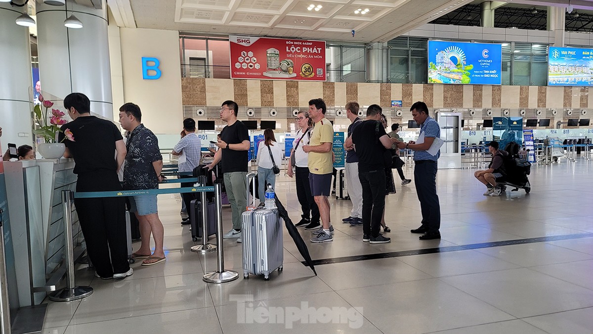 Sân bay Nội Bài 'cửa đóng, then cài' tránh bão số 1 đổ bộ - Ảnh 6.