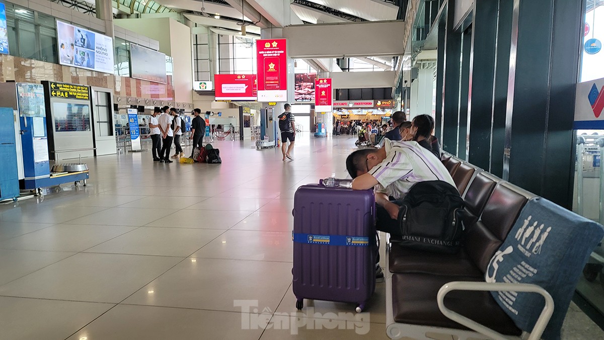 Sân bay Nội Bài 'cửa đóng, then cài' tránh bão số 1 đổ bộ - Ảnh 9.
