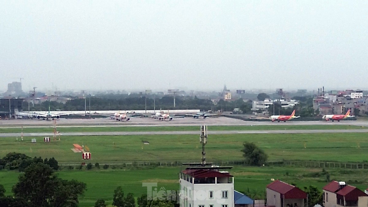 Sân bay Nội Bài 'cửa đóng, then cài' tránh bão số 1 đổ bộ - Ảnh 17.