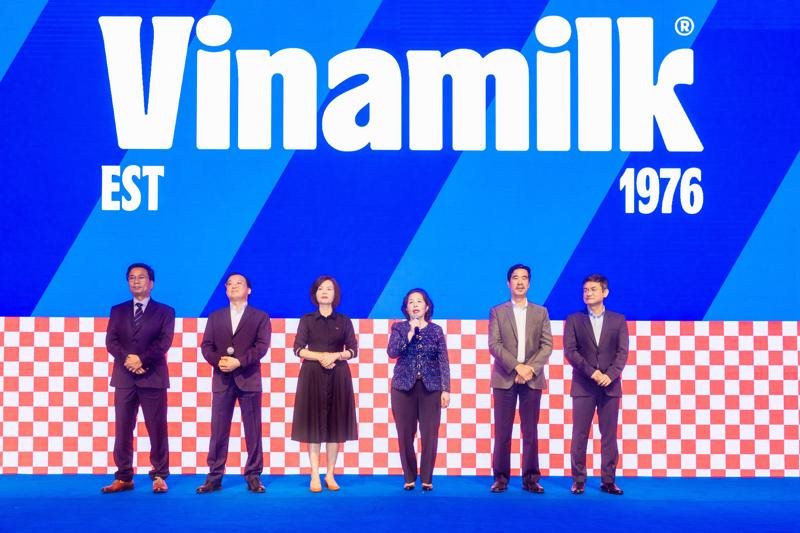 Nhà thiết kế đứng sau bộ nhận diện mới của Vinamilk: "Các chuyên gia quốc tế đến Việt Nam làm dự án sáng tạo phải biết đi xe ôm, đọc lịch sử, uống trà đá" - Ảnh 2.