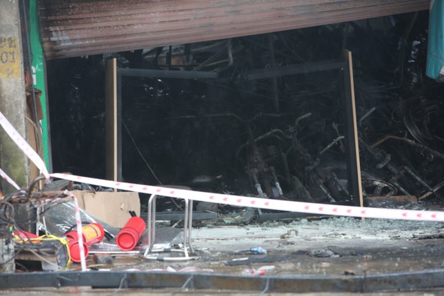 Hiện trường vụ cháy cửa hàng xe máy điện làm 3 người tử vong ở Hà Nội - Ảnh 7.